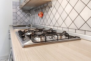 Réfrigérateur, four, batterie de cuisine, vaisselle et ustensiles