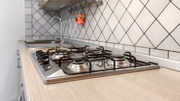 Kühlschrank, Ofen, Geschirrspüler, Wasserkocher mit Kaffee-/Teezubehör