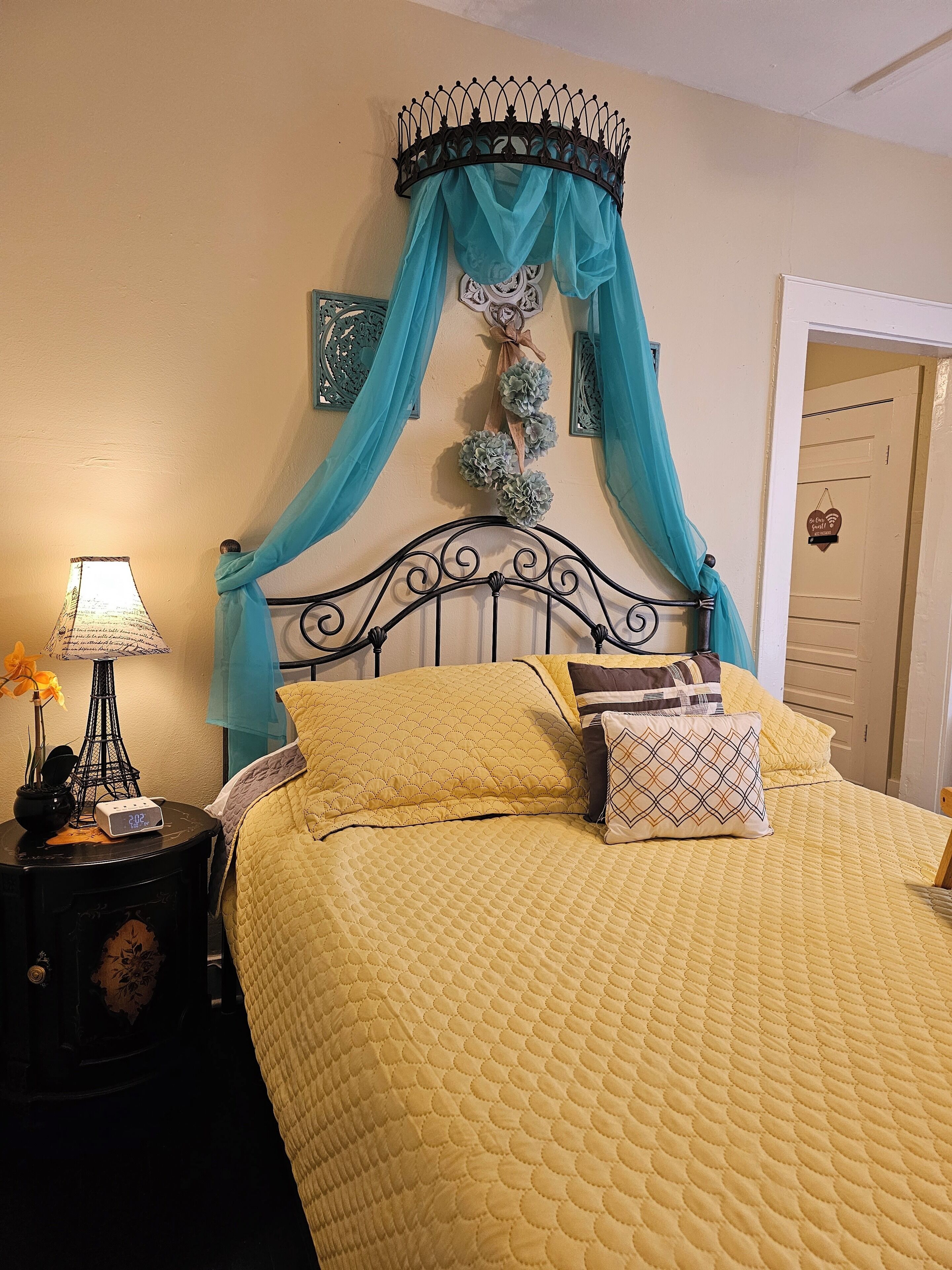 Adorable French corner by Heights, Downtown & WOMH