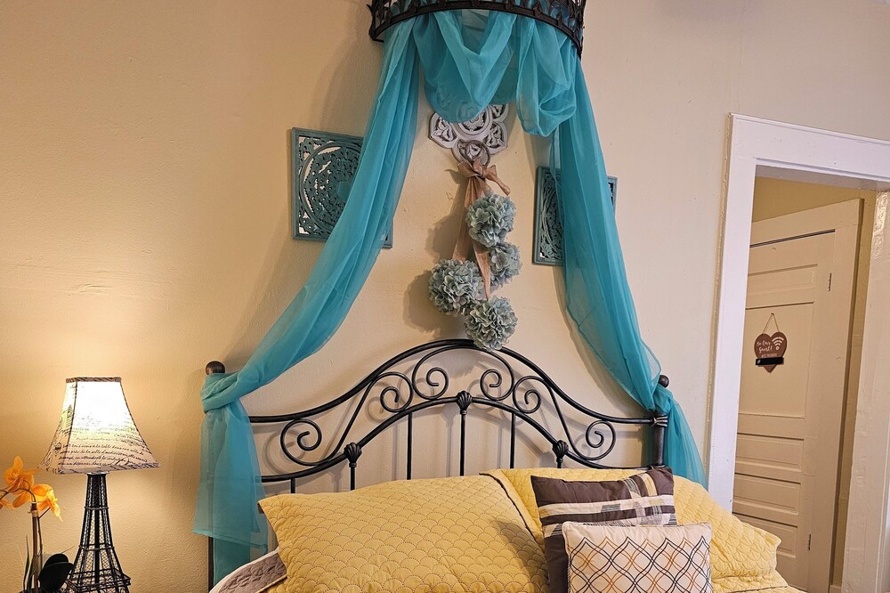 Adorable French corner by Heights, Downtown & WOMH