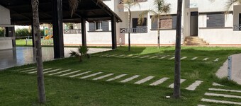 5 minutes to the Beach complex with swimming pool