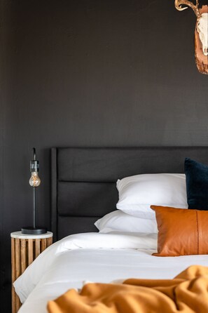 4 chambres, fer et planche à repasser, lit de bébé portatif
