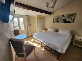 Chambre Famille | Ropa de cama de alta calidad, cortinas opacas, sistema de insonorización