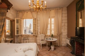 Superior Room | Premium bedding, blackout drapes, soundproofing, iron/ironing board - HĂŽtel du Palais des Papes (Avignon)