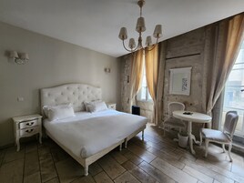 Chambre Supérieure Sofa | Ropa de cama de alta calidad, cortinas opacas, sistema de insonorización