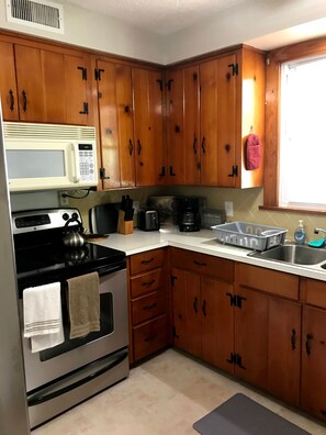 Refrigerador, microondas, horno y parrilla de estufa 