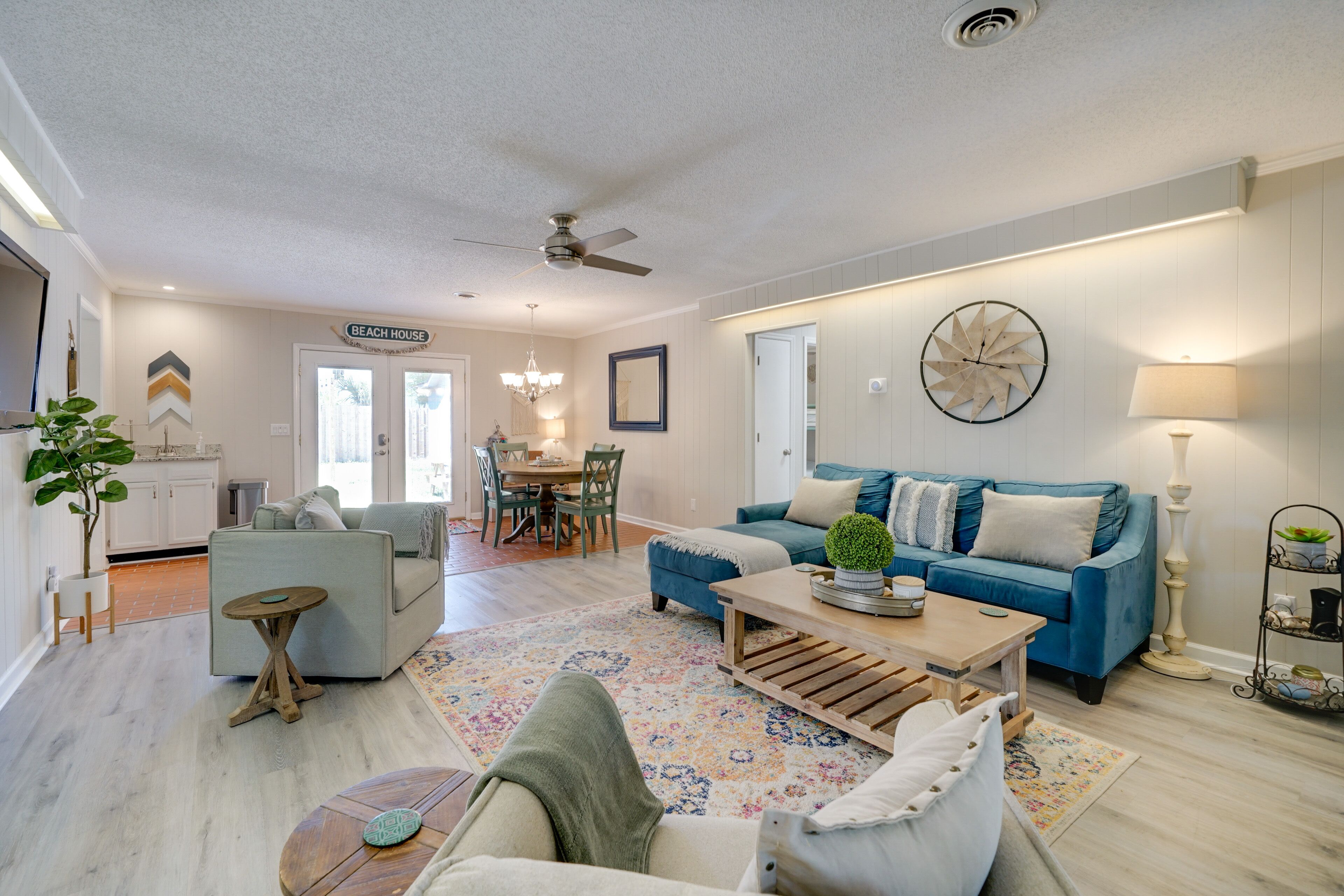 Oak Island Cottage w/ Spacious Backyard & Porch