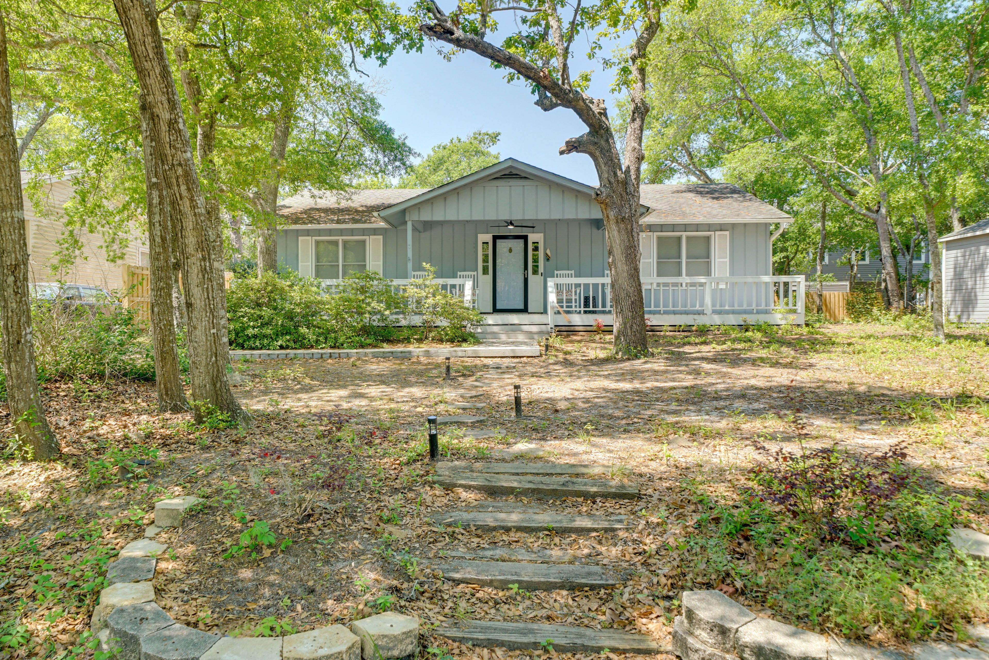 Oak Island Cottage w/ Spacious Backyard & Porch