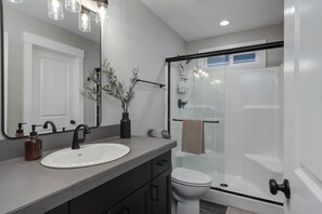 Shower, hair dryer, towels, soap - All New! Maison Monroe in Carlton (Carlton)