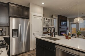 Fridge, microwave, oven, stovetop - All New! Maison Monroe in Carlton (Carlton)