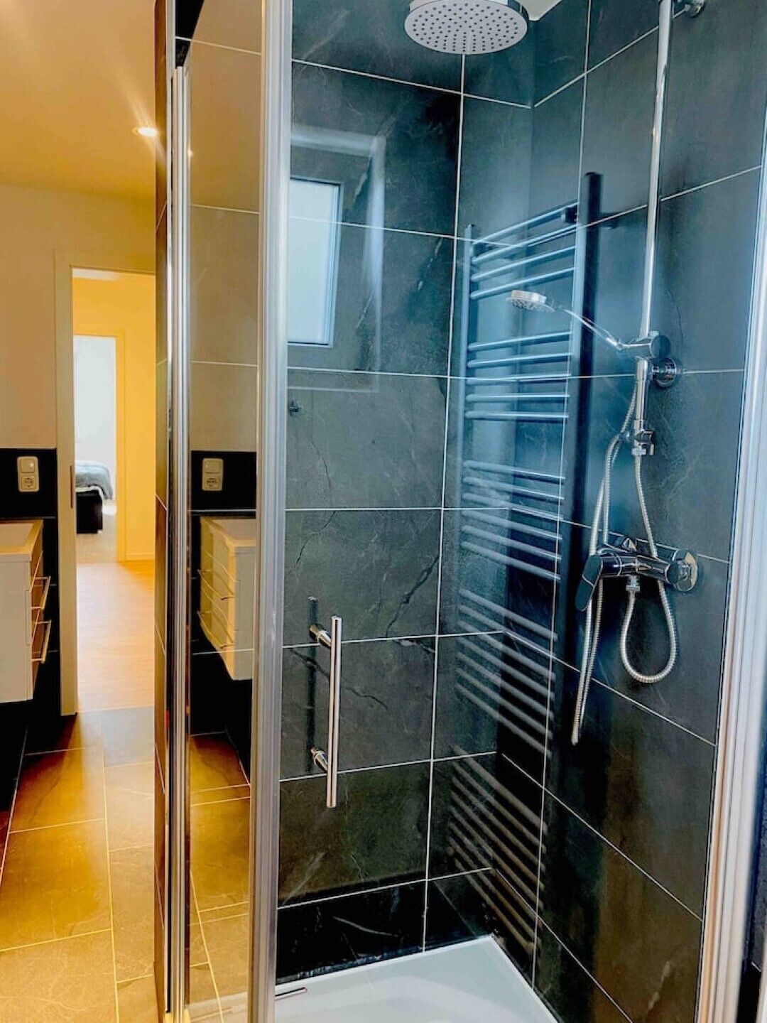 Dusche, Haartrockner, Handtücher, Seife