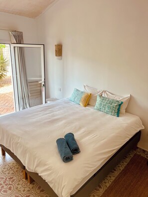 7 bedrooms, travel cot, free WiFi, bed sheets