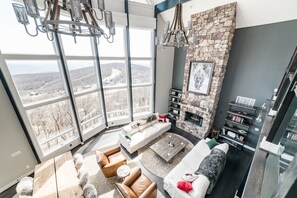 Smart-tv, een open haard, een dvd-speler en boeken