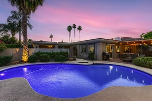 Outdoor pool, a heated pool - Luxe Oasis Mins to Old Town, Golf, Casino, Spring Training + Heated Pool & Spa
 (Scottsdale)