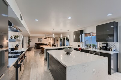 Luxe Oasis Mins to Old Town, Golf, Casino, Spring Training + Heated Pool & Spa