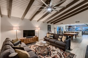 Smart TV, chimenea, tenis de mesa y estéreo 