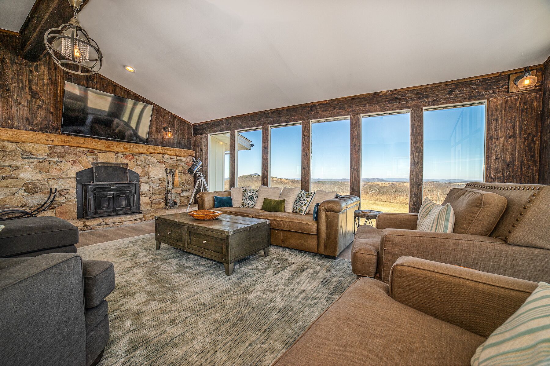 Amazing 360 mountain top views, walk to the winery, near Blue Ridge Parkway