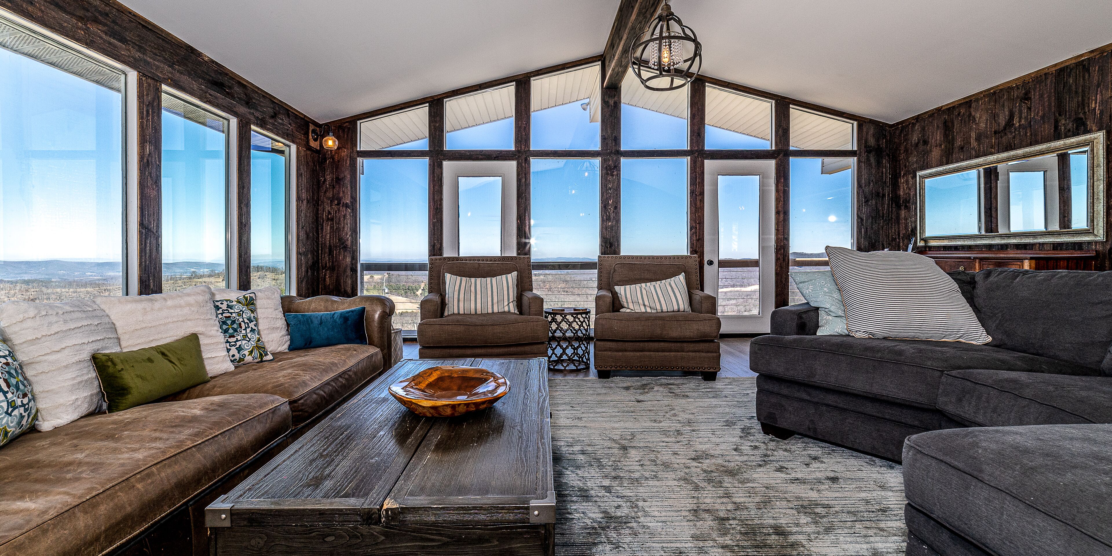 Amazing 360 mountain top views, walk to the winery, near Blue Ridge Parkway