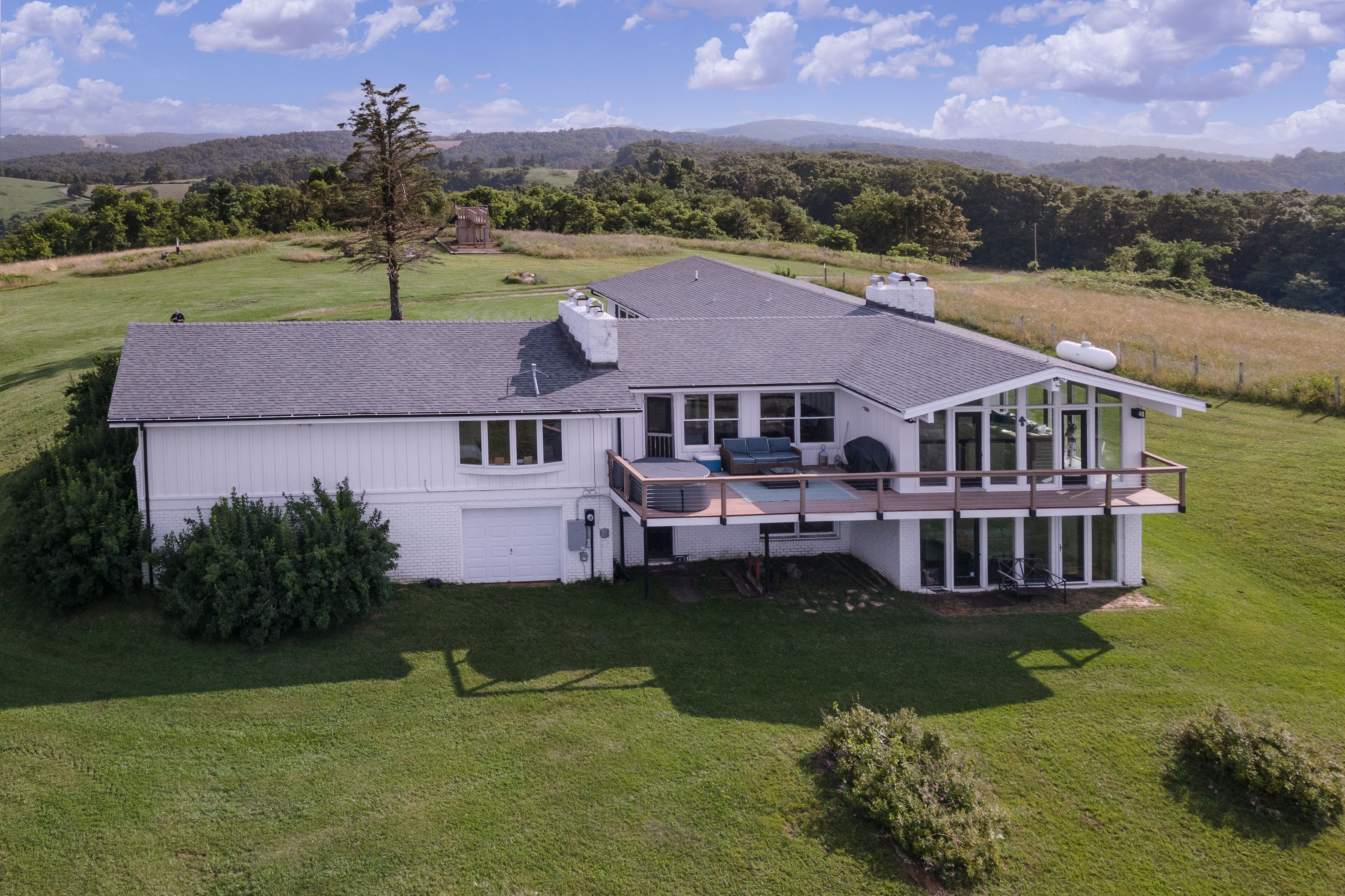 Amazing 360 mountain top views, walk to the winery, near Blue Ridge Parkway