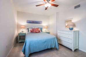 2 bedrooms, free WiFi, bed sheets - Anna Maria Island Luxury Condo, Close to the Beach! (Holmes Beach)