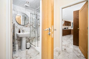 Séchoir à cheveux, serviettes fournies