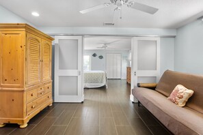 2 bedrooms, free WiFi, bed sheets - Peaceful Monthly Escape with Private Pool and Tranquil Garden Patio (Holmes Beach)