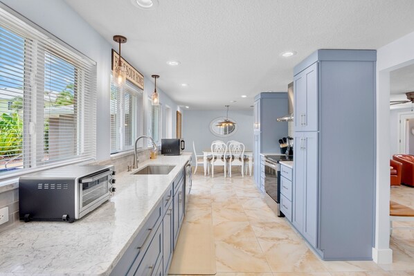 Fridge, microwave, oven, stovetop - Peaceful Monthly Escape with Private Pool and Tranquil Garden Patio (Holmes Beach)