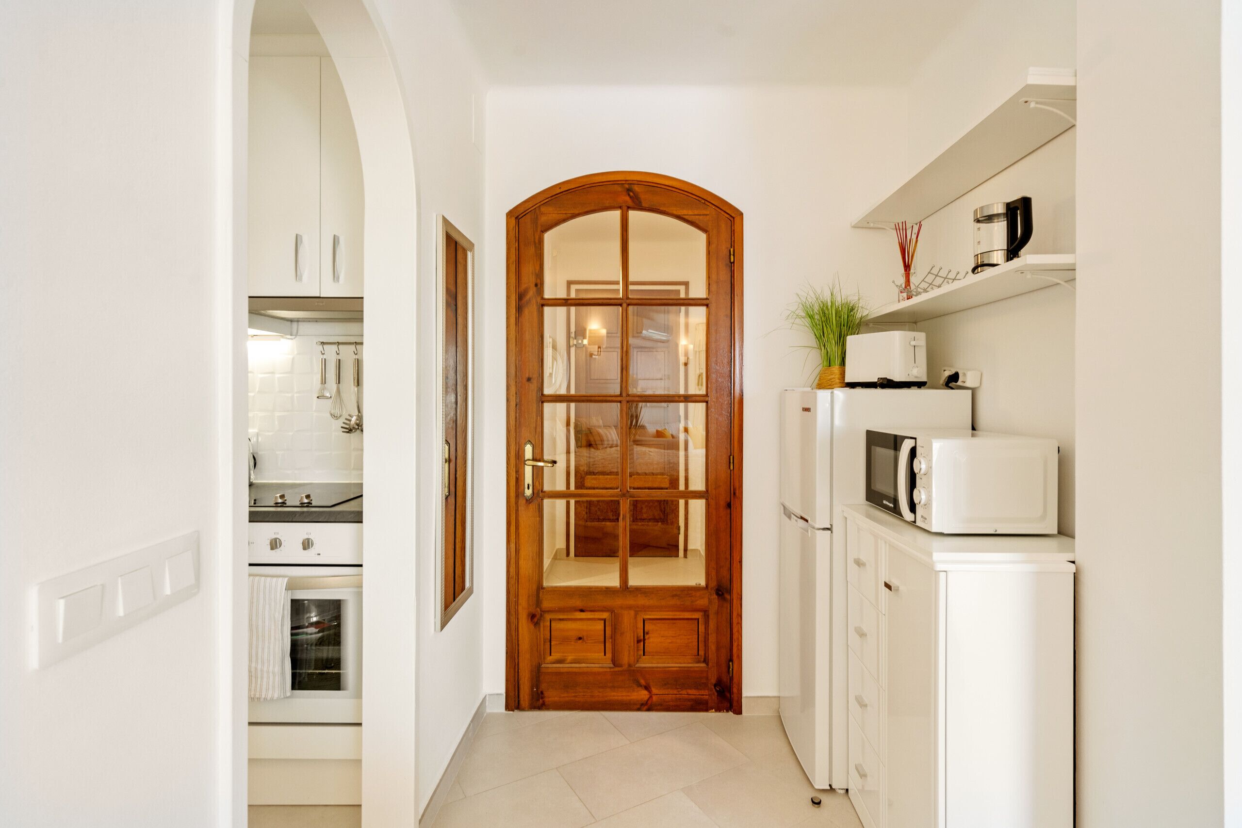 Fridge, microwave, oven, coffee/tea maker