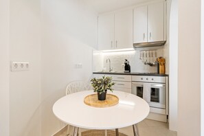 Een koelkast, een microgolfoven, een oven