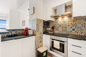 Fridge, microwave, oven, coffee/tea maker