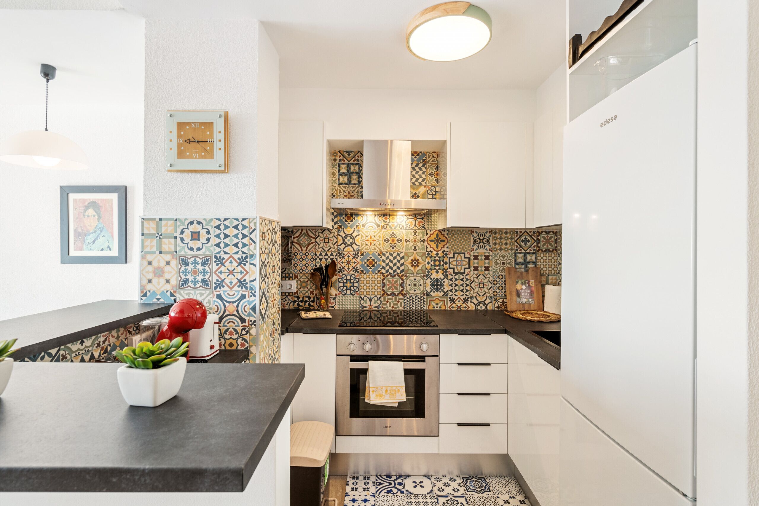 Kühlschrank, Mikrowelle, Ofen, Wasserkocher mit Kaffee-/Teezubehör