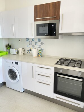 Réfrigérateur, micro-ondes, four, cafetière/bouilloire