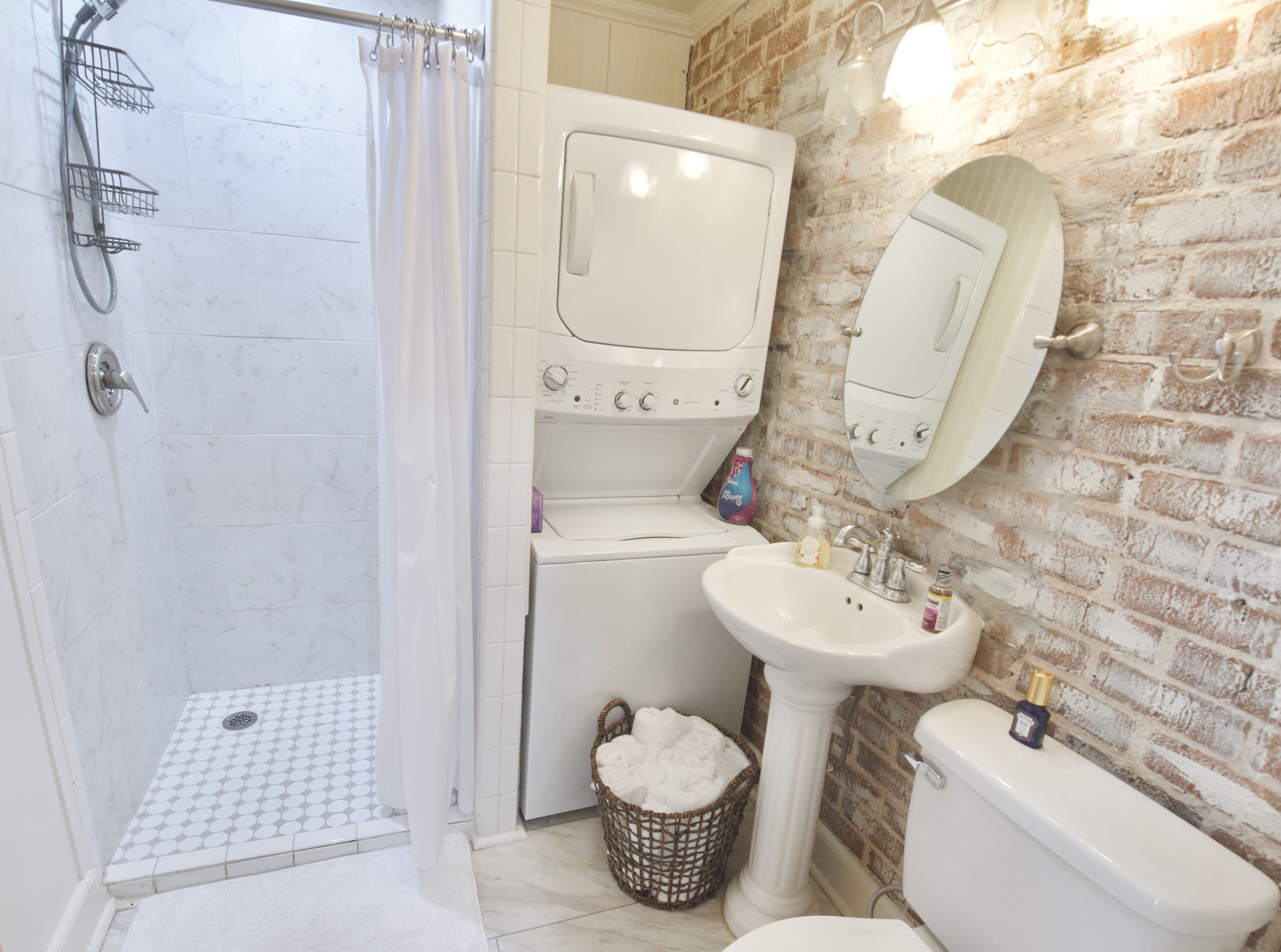 Douche, sèche-cheveux, serviettes fournies, savon