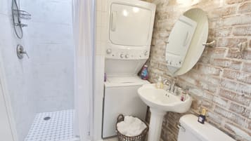 Douche, sĂšche-cheveux, serviettes fournies, savon