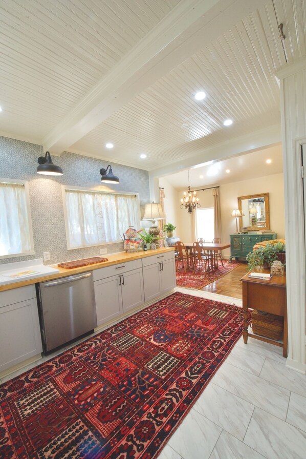 Interior - Quant Cottage (Laurel)