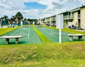 Sport court - Pool in Backyard and steps to beach (Panama City)