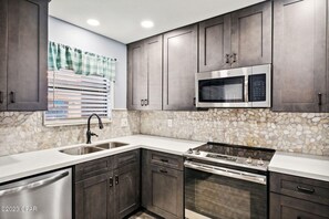 Fridge, microwave, oven, stovetop - Pool in Backyard and steps to beach (Panama City)