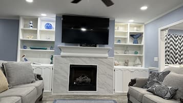 TV connectée, lecteur de DVD, livres