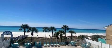 Alberca al aire libre y alberca climatizada