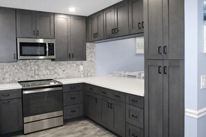 雪櫃、微波爐、焗爐、爐具