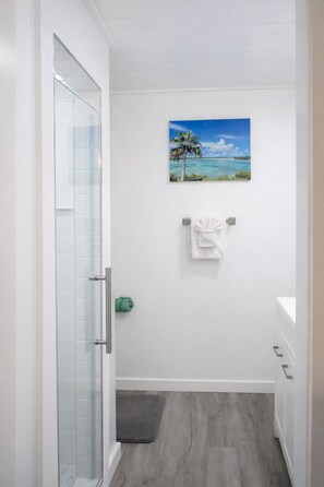Dusche, Haartrockner, Handtücher, Seife
