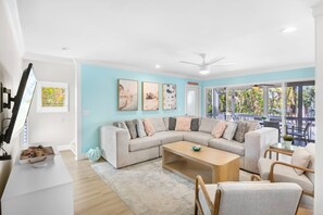 Smart-TV, fotballspill, bordtennis og kontorer