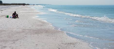 På stranden