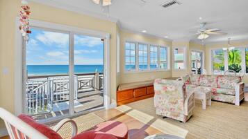 Smart TV, mesa de pingue-pongue, livros, escritórios