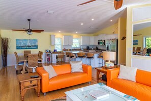 Een smart-tv, tafelvoetbal, een tafeltennistafel en boeken