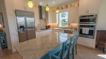 Micro-ondes, plaque de cuisson, lave-vaisselle, cafetière/bouilloire