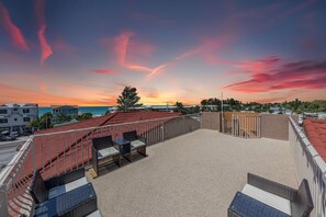 Terrace/patio - Gulf & Bay Views, Pool & Spa, Game Zones, Elevator, Rooftop Deck, Steps to Beach (Bradenton Beach)