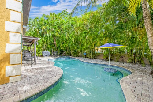 Private Home with Private Pool, Spa, and Ping Pong! New Renovations, Close to Be