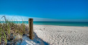 On the beach - AMI Escape! Direct Beach Access, Gulf Views and Walk to Holmes Beach Shops (Holmes Beach)