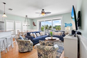 Smart-TV, Tischfußball, Tischtennisplatte, Bücher